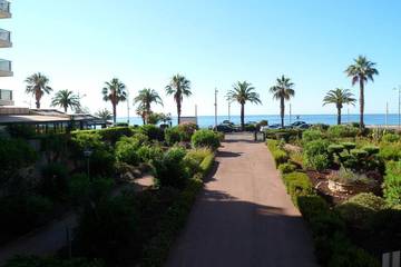 Gîte pour 2 personnes, avec terrasse dans Plage du Port Fréjus