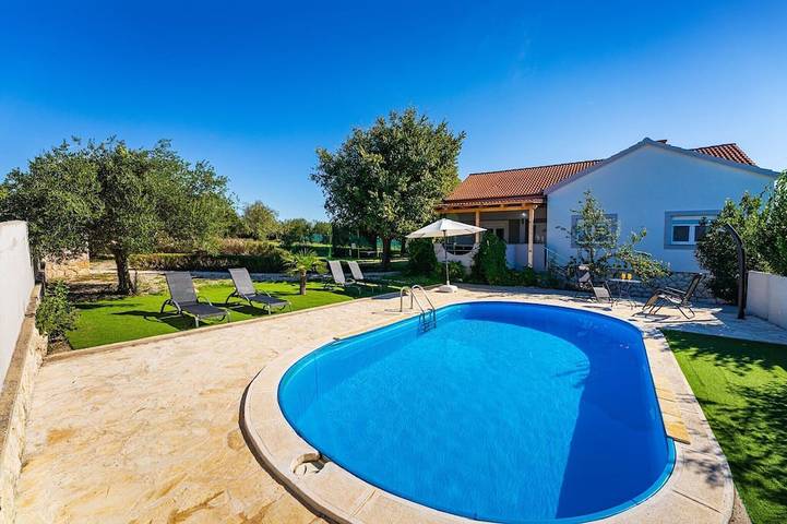 Ferienhaus für 8 Personen, mit Garten und Terrasse sowie Pool und Whirlpool