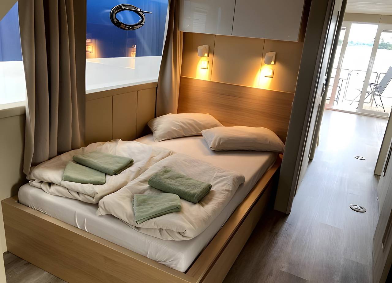 Hausboot 'Emma Blue' mit Seeblick, privater Terrasse und Wlan in Röbel, Müritz