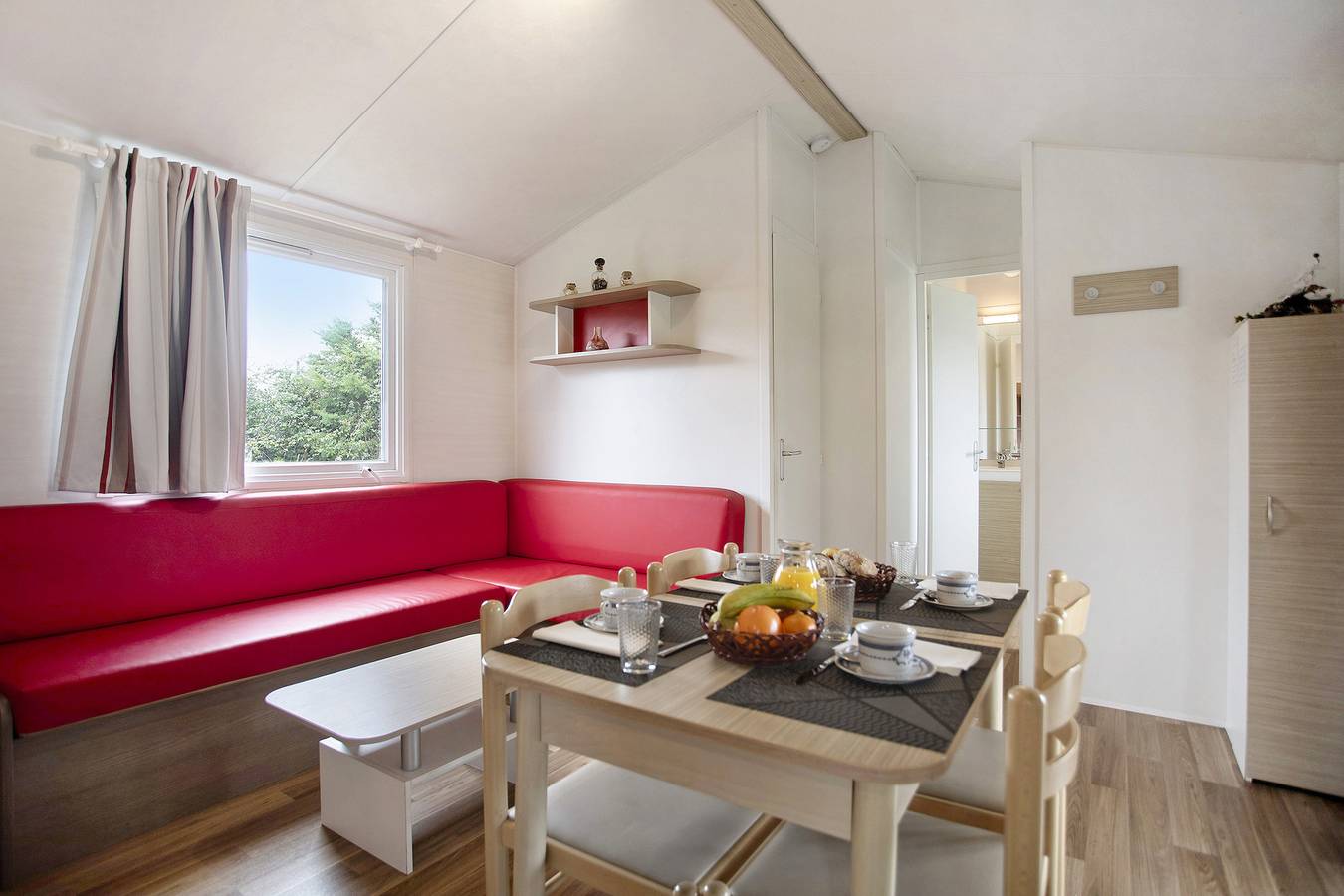 Chalet 'Bungalow T2 I I I - 15 Min Nazaré' con piscina condivisa, terrazza e aria condizionata in Leiria District