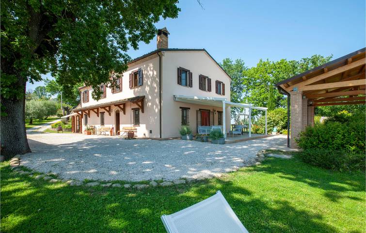 Location de vacances pour 10 personnes, avec terrasse ainsi que piscine et jardin à Cartoceto