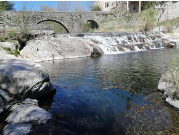 Gîte pour 6 personnes, avec vue ainsi que piscine et jardin à Lasalle
