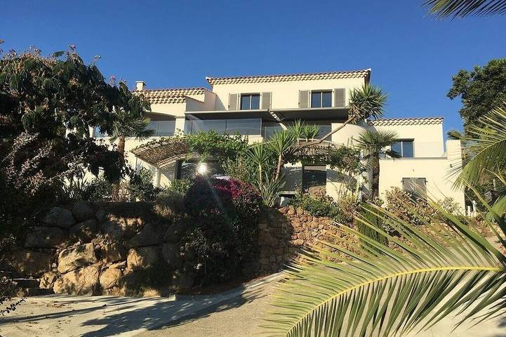 Gîte pour 4 personnes, avec terrasse ainsi que jardin et piscine en Corse