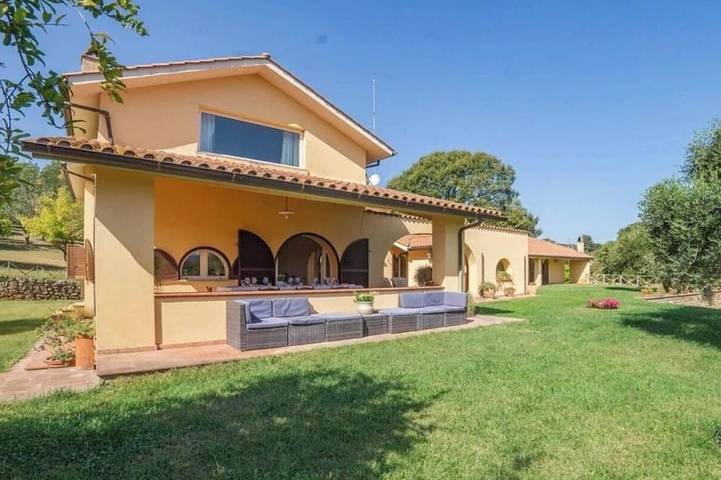 Villa per 16 persone, con piscina in Campagnano di Roma