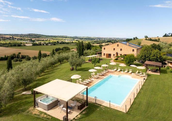 Casa vacanza per 18 persone, con Idromassaggio e Terrazza nonché Giardino e Piscina a Corinaldo