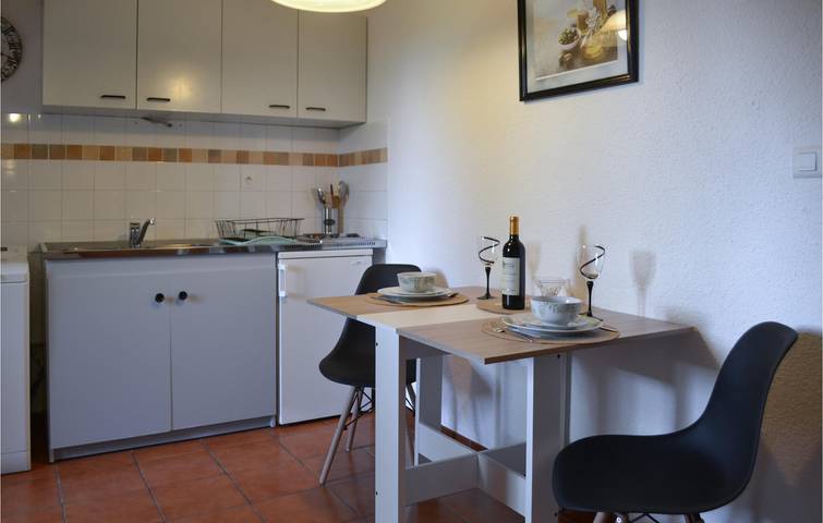 Ganze Ferienwohnung, Apt am Fluss mit Parkplatz, Küche und WiFi in Vitrac, Périgord Noir