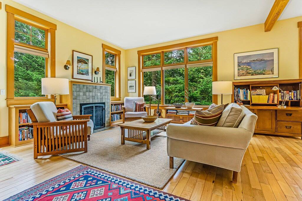 Schöne Orcas Island Craftsman-Stil zu Hause mit Blick auf gefiltertes Wasser in Orcas Island