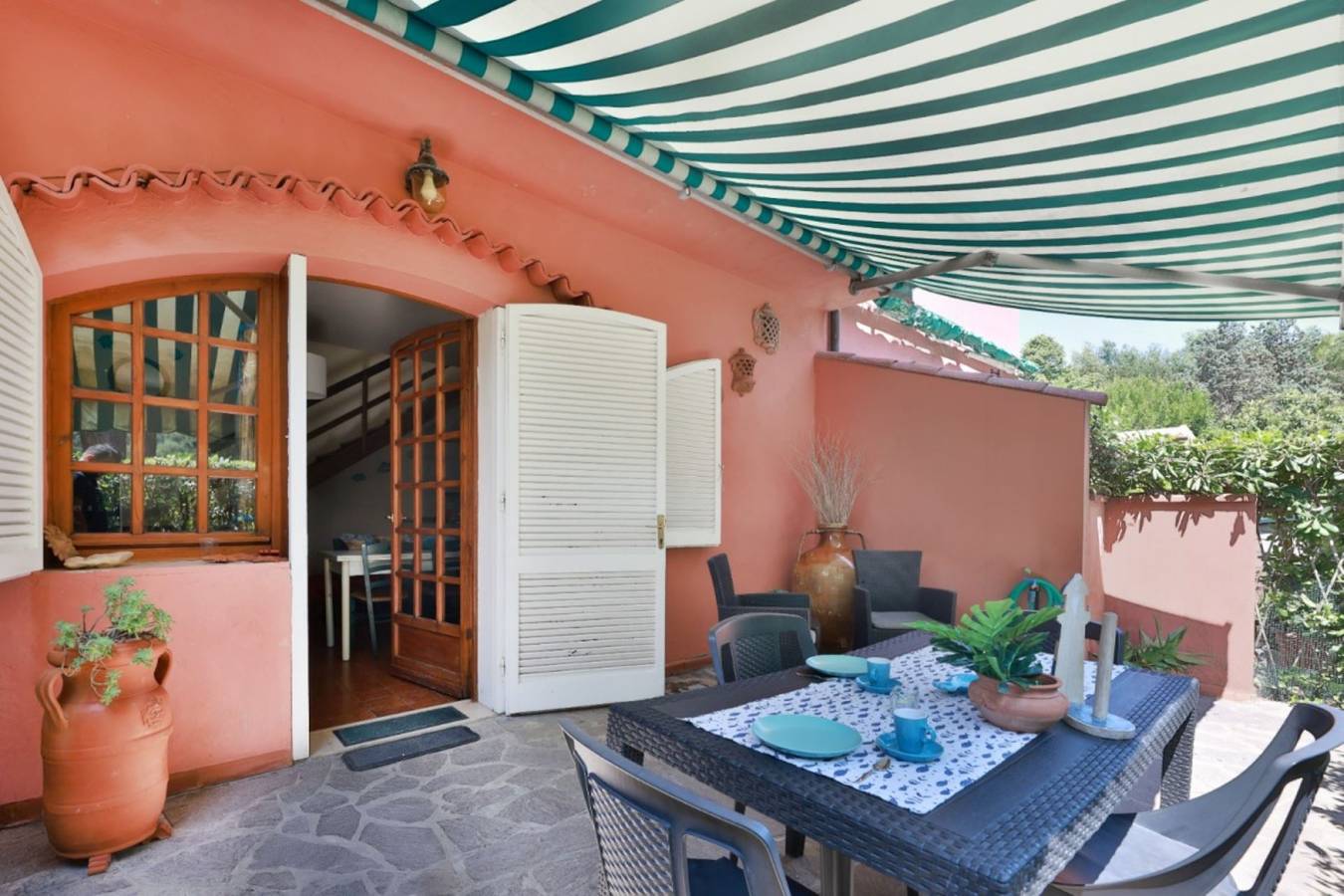 Apartamento vacacional entero, Apartamento de vacaciones para 4 personas con balcón in Cala di Mola, Naregno