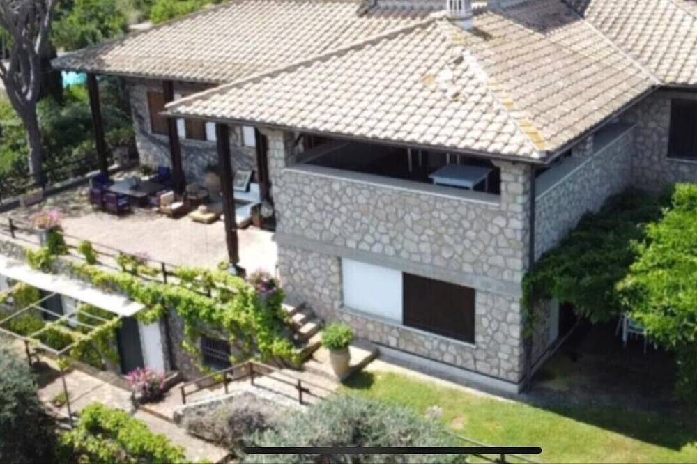 Splendid Villa surrounded by greenery with swimming pool. in La Cantoniera, Monte Argentario