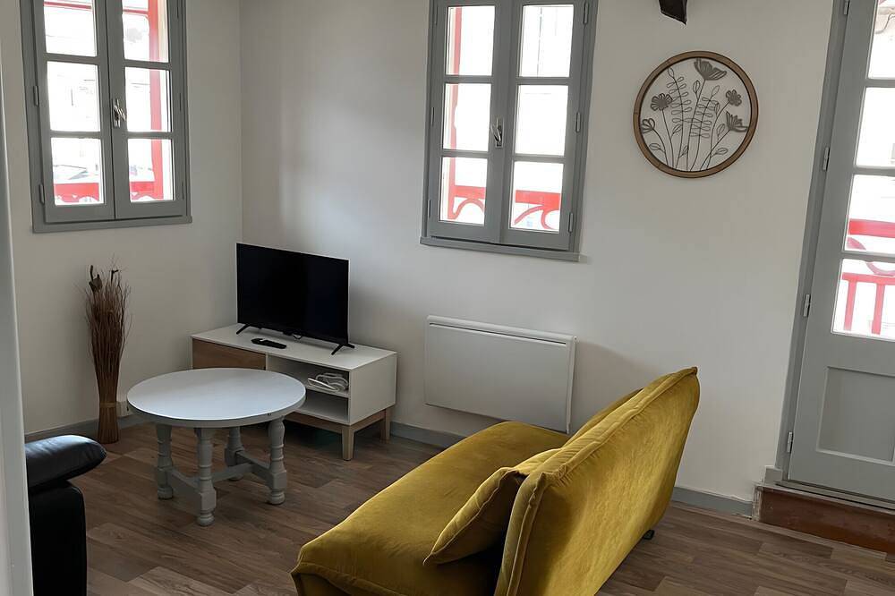 Entire apartment, Clara Panoramic Terrace T2 Apartment with Wi-Fi in Salies-de-Béarn, Béarn