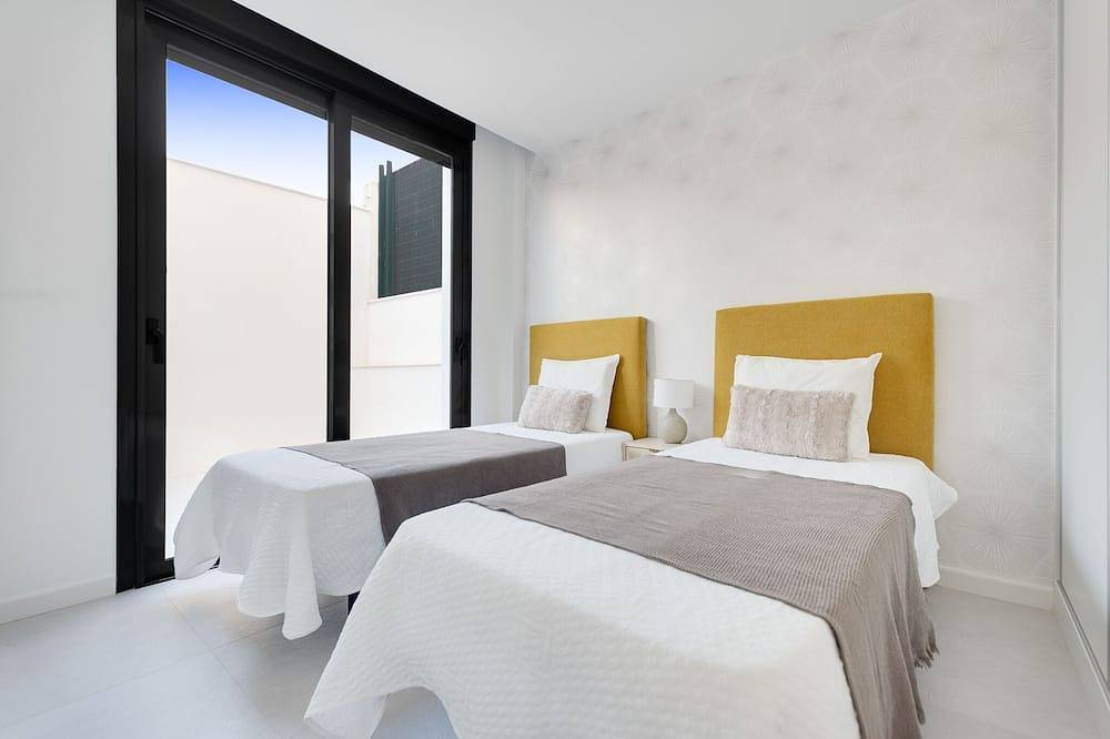 Beautiful new  villa 12 min to Benidorm with prive pool and hot tub on the  roof in Polop, Costa Blanca