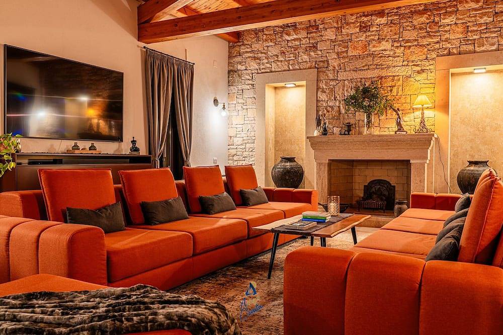 Luxury 5 star villa with heated saltwater pool for up to 8 guests in Barban, Zuidkust Istrië