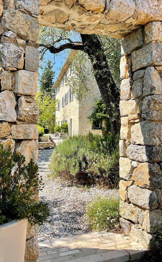 Location de vacances pour 11 personnes, avec vue ainsi que jardin et piscine à Châteauneuf-Grasse - 4