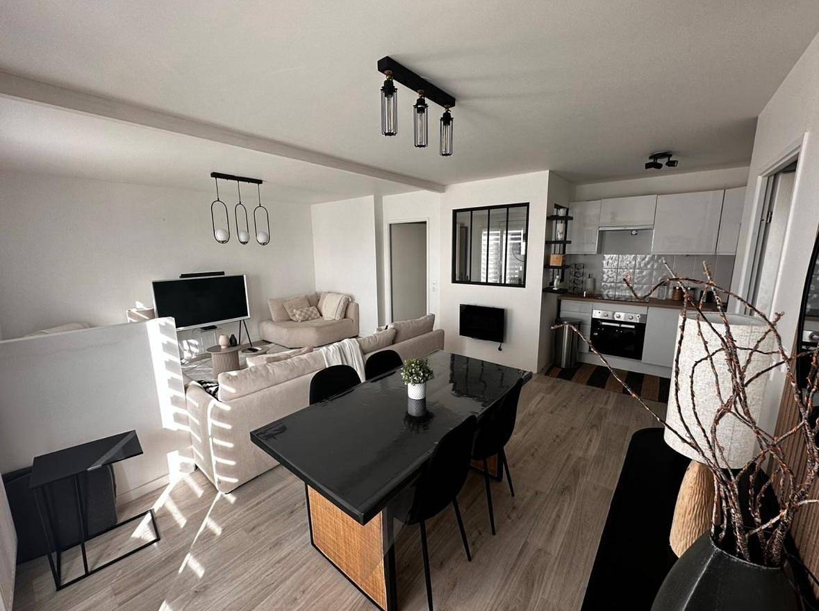 Appartement entier, Grand F2 dernier etage belle vue in Le Blanc-Mesnil, Seine-Saint-Denis