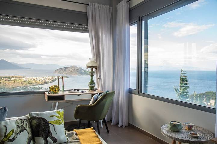 Villa for 4 people, with terrace and hot tub as well as garden in Aegina