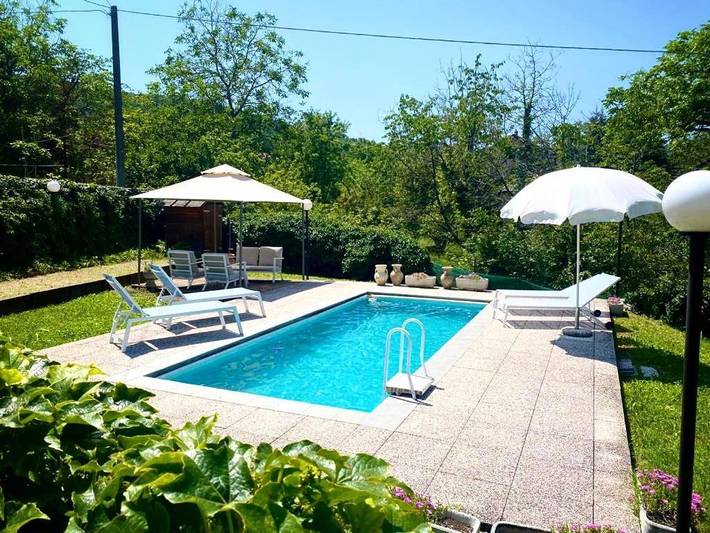 Appartamento per 5 persone, con panorama e giardino nonché piscina in Cortemilia