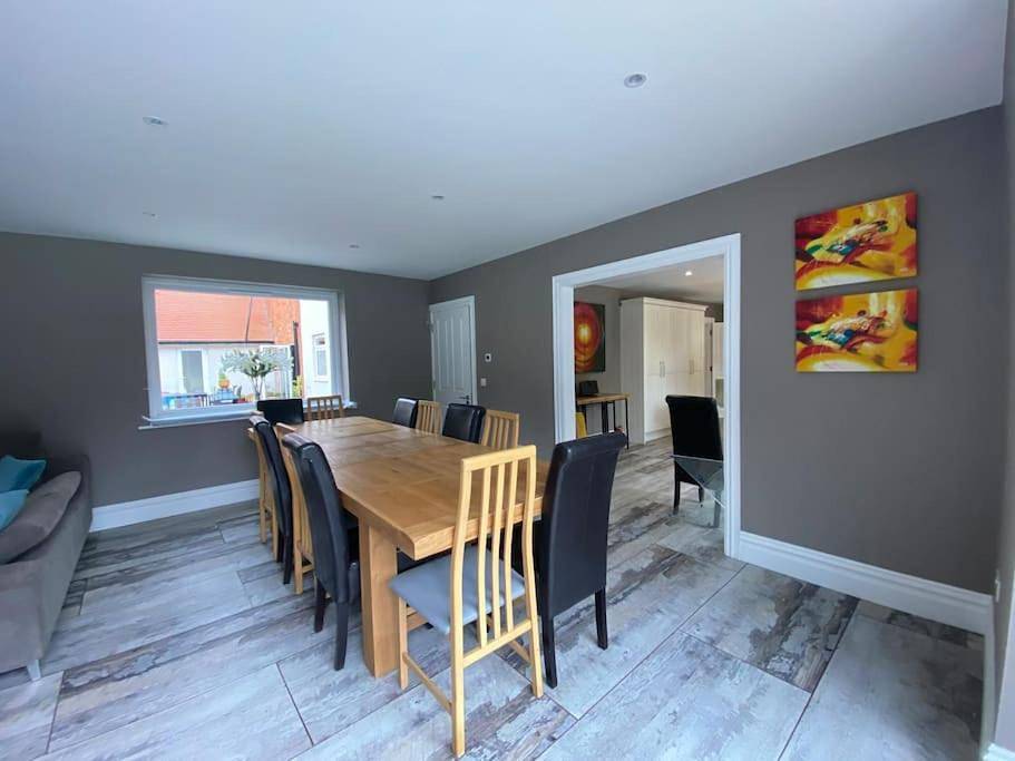 Luxury house with pool and hot tub - sleeps 16 in Bedford