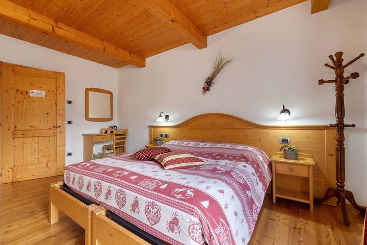 Camera 'Camera Doppia N 4' con vista sulle montagne, giardino in comune e Wi-Fi in Caderzone Terme, Alpi dell'Adamello e della Presanella