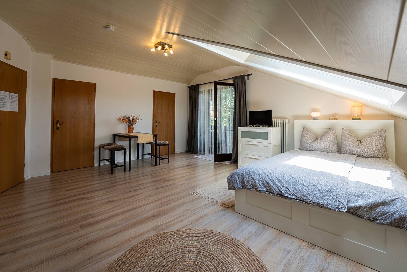 Ganzes Studio, Ferienwohnung 'Kampenwand' mit Bergblick, Balkon und Wi-Fi in Bad Endorf, Chiemsee
