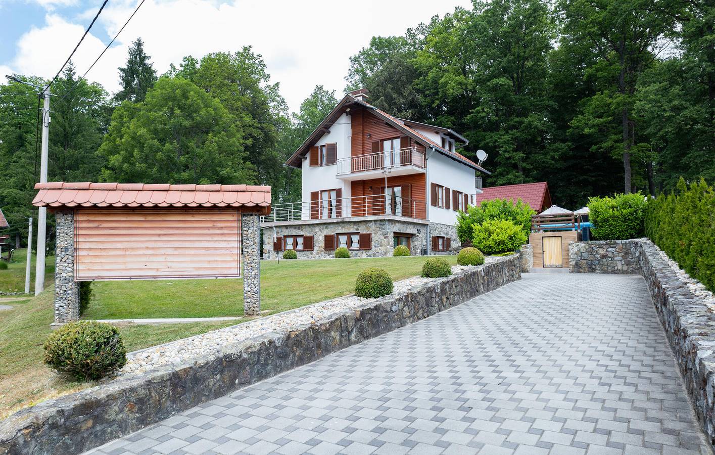 Charmante 230 m² große Wohnung mit Pool, Terrasse und Grill in Pozega-Slawonien