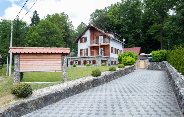 Charmante 230 m² große Wohnung mit Pool, Terrasse und Grill in Pozega-Slawonien