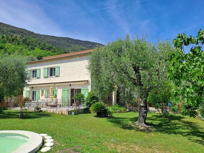 Chambre d’hôte pour 2 personnes, avec Terrasse et Jardin ainsi que Piscine et Vue à Châteauneuf-Villevieille