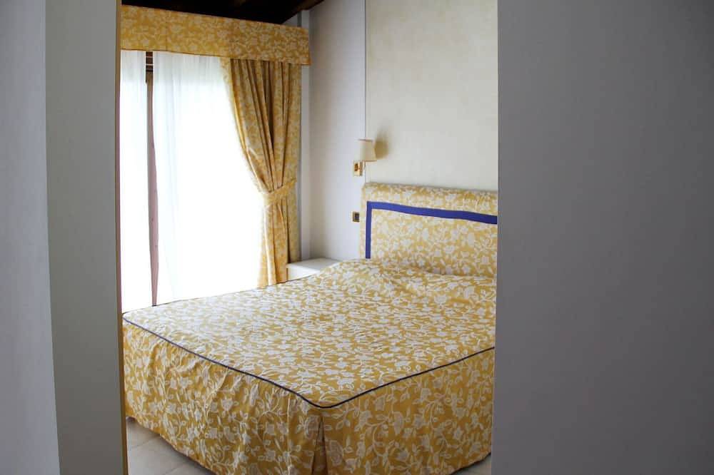 Schönes  Ferienhaus für 4 Personen mit  W-Lan, Klimaanlage, Pool, Tv und Terrasse in Padenghe sul Garda, Gardasee-Berge