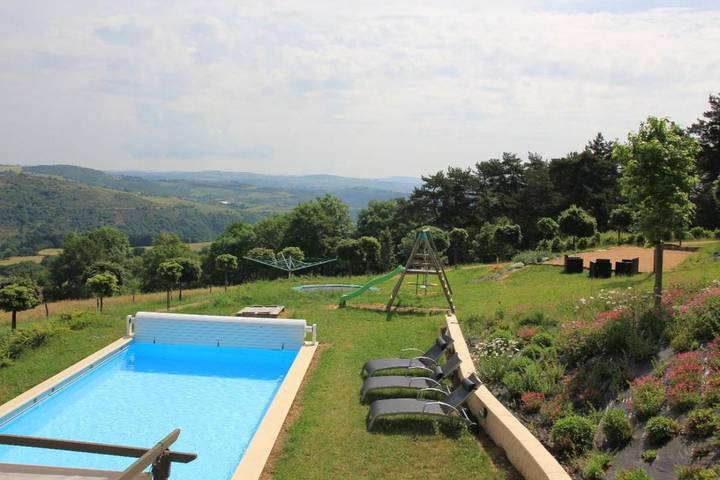 Location de vacances pour 6 personnes, avec Terrasse ainsi que Piscine et Vue à Dancé