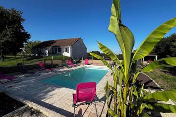 Gîte pour 10 personnes, avec jardin et jacuzzi à Boucé