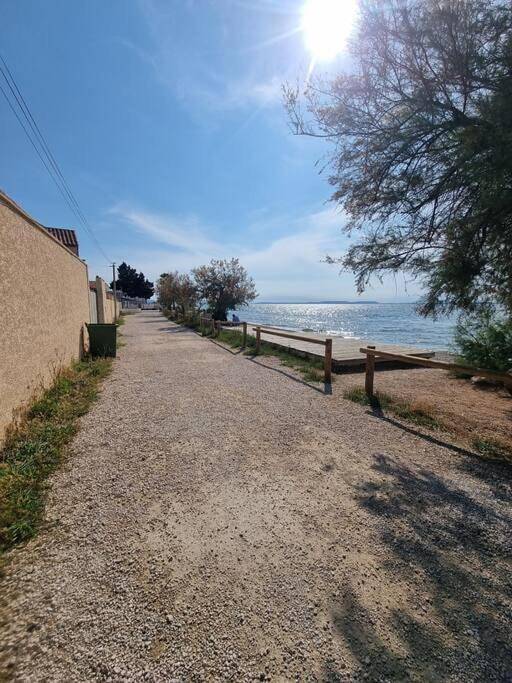 Gîte pour 6 personnes, avec vue sur le lac et vue à Vitrolles - 4