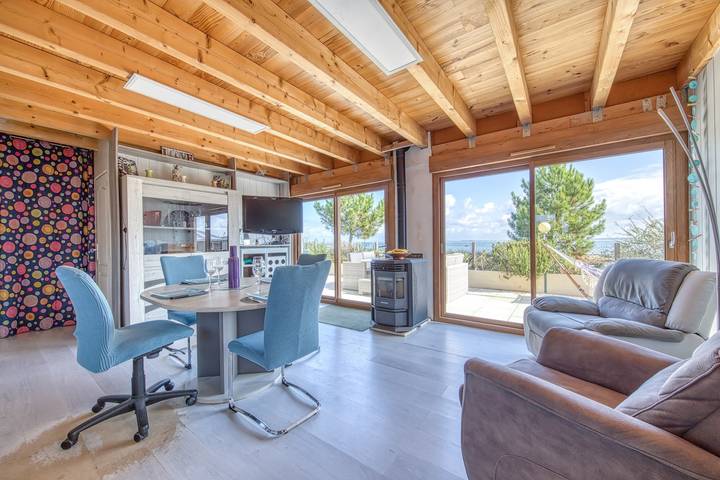 Chalet Les Pieds Dans L'eau avec vue sur la mer, Wi-Fi et climatisation in Le Verdon-sur-Mer, Parc naturel régional du Médoc
