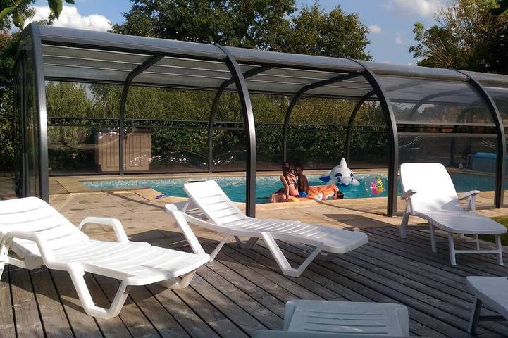Location de vacances pour 4 personnes, avec terrasse ainsi que jardin et piscine à Saint-Augustin-des-Bois