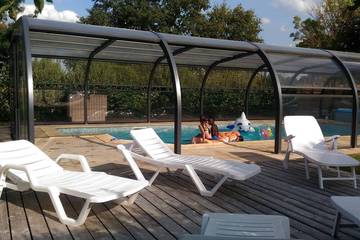 Gîte pour 4 personnes, avec piscine ainsi que terrasse et jardin à Saint-Augustin-des-Bois
