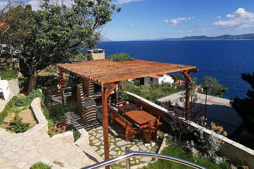 Ganze Wohnung, 2-Zimmer-Ferienwohnung mit Terrasse und Meerblick Mimice, Omis in Marusici, Split-Dalmatien