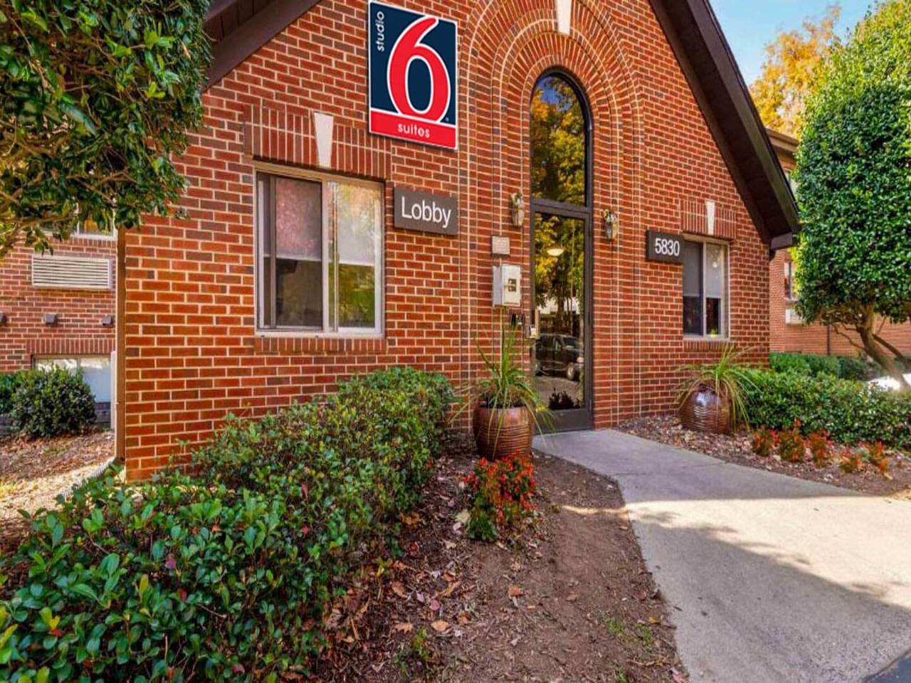 Ganze Wohnung, 1 Queensize-bett | Mob Acc Tub Ste Nsmk Sb Micfri in Montclaire South, Charlotte