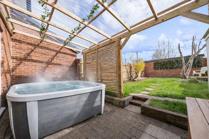 Holiday home for 5 people, with balcony and hot tub as well as garden, with pets - 1