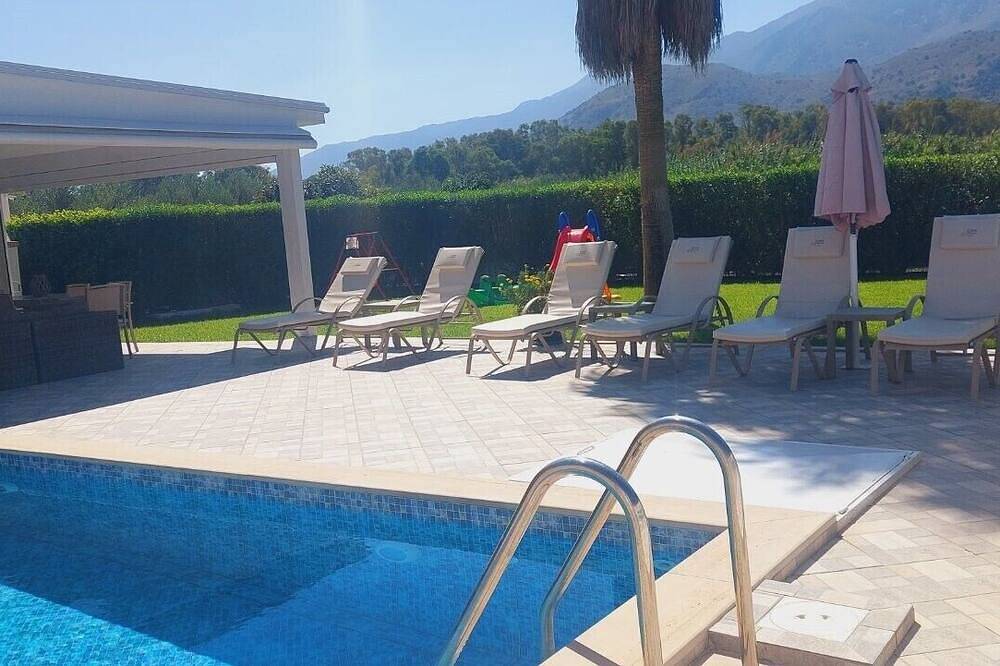 Villa Uranos op loopafstand van het strand en het centrum van Georgioupolis in Georgioupoli, Chania en omgeving