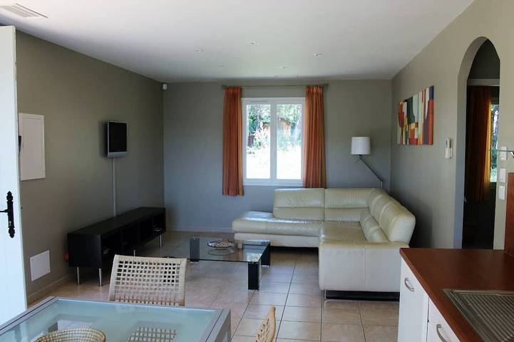 Location de vacances pour 5 personnes, avec terrasse ainsi que piscine et jardin à Cébazan - 4
