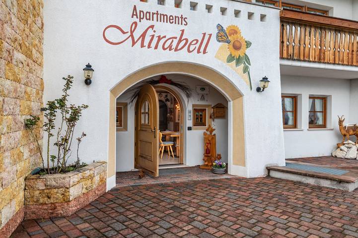 Appartement entier, Appartement 'Apartments Mirabell Margherita' avec vue sur les montagnes, terrasse partagée et Wi-Fi in Livinallongo del Col di Lana, Dolomiti Superski