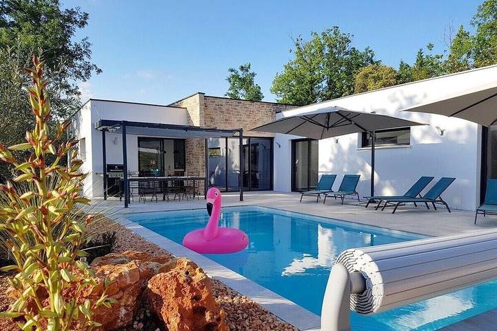 Location de vacances pour 8 personnes, avec terrasse et jardin à Pontevès