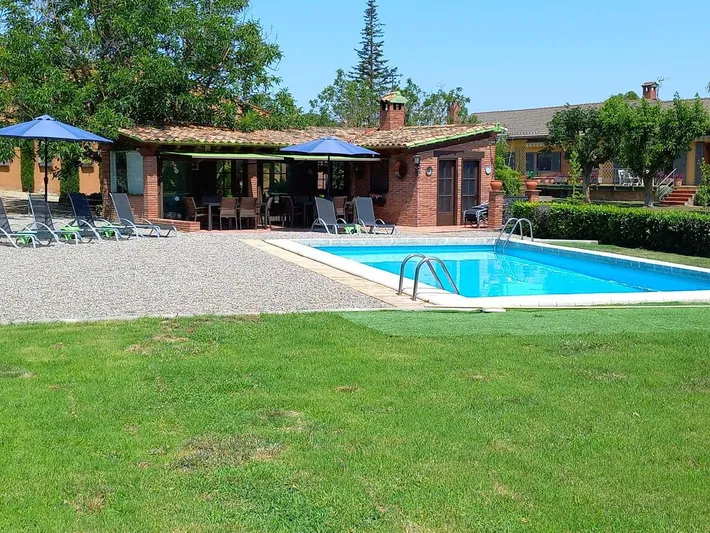 Chalet para 11 personas, con vistas además de jardín y piscina - 1