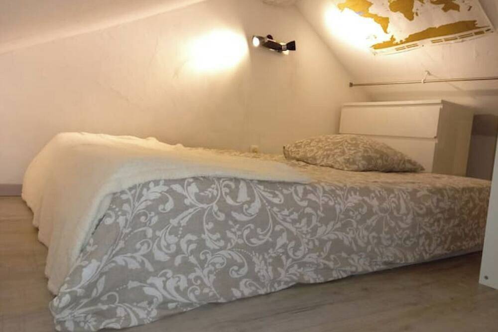 Cosy Provencal cottage with pool access. in Solliès-Pont, Toulon region