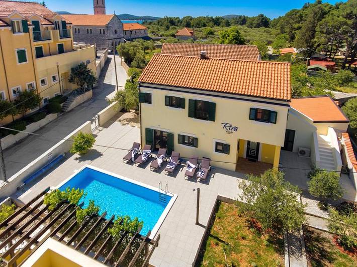 Villa pour 6 personnes, avec vue ainsi que jardin et piscine à Brodarica - 2