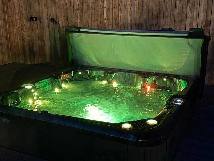 Location de vacances pour 4 personnes, avec jacuzzi et piscine ainsi que sauna et jardin à La Chapelle-devant-Bruyères - 4