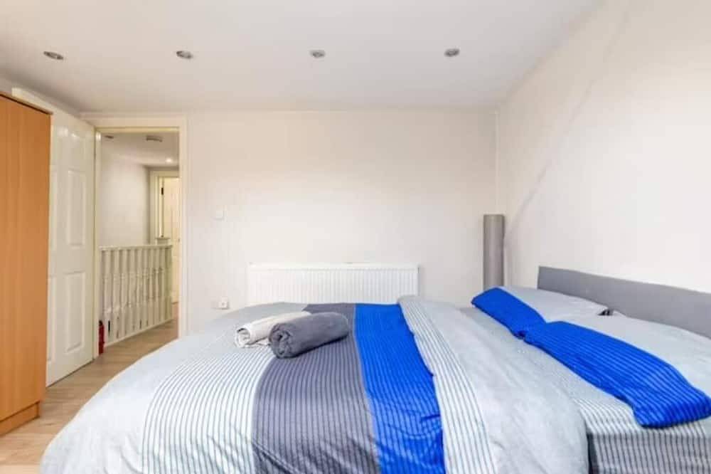 Entire apartment, Comfystay-london : Double Room with Extra Bed in Newham, London