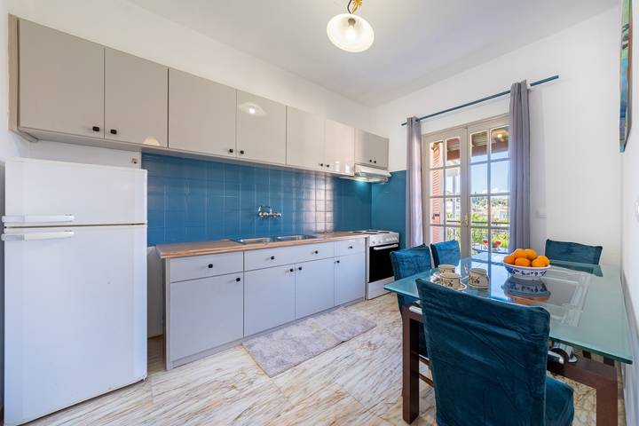 Apartamento entero, Apartamento 'Kassiopi 2' con vistas a la montaña, Wi-Fi y aire acondicionado in Kassiopi, Corfú