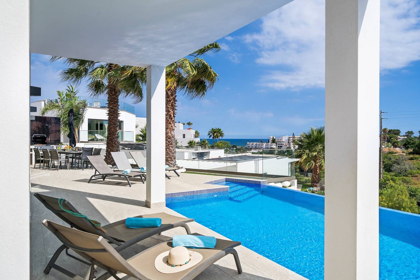 Villa Catalina met Infinity Pool en Uitzicht op Zee in Armação de Pera, Faro District