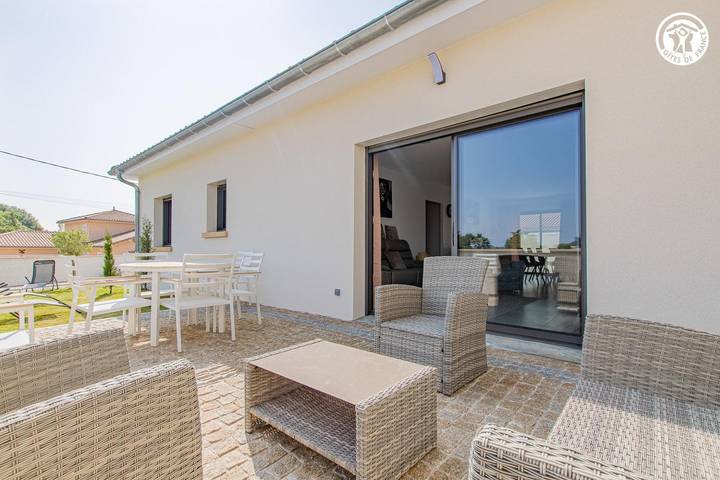 Gîte pour 6 personnes, avec terrasse ainsi que piscine et jardin à Crêches-sur-Saône - 3
