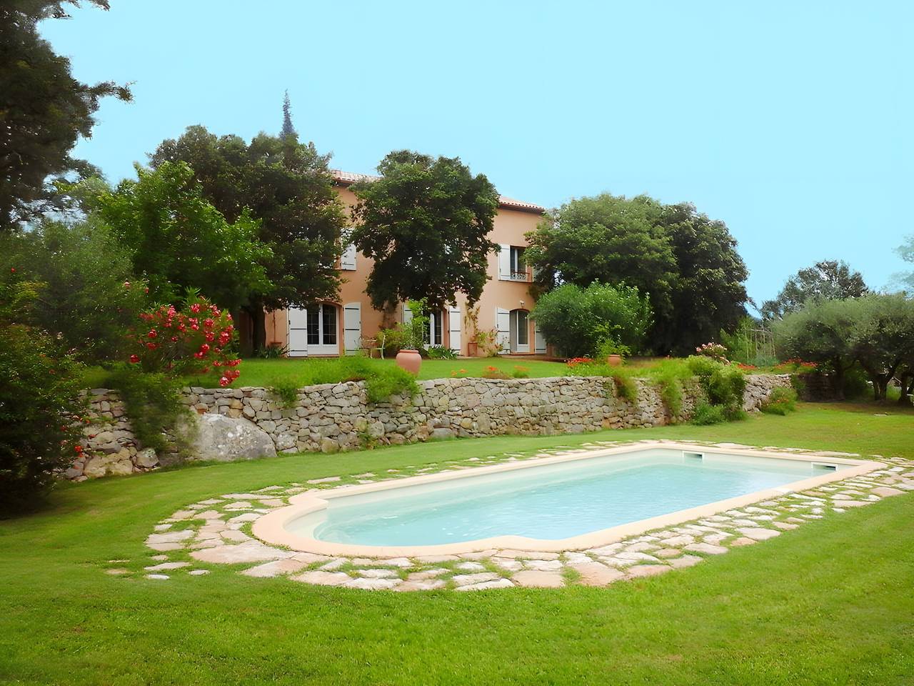 Guest Room “La Treille” with Shared Pool, Communal Terrace, and Wi-Fi in Carcès, Brignoles region