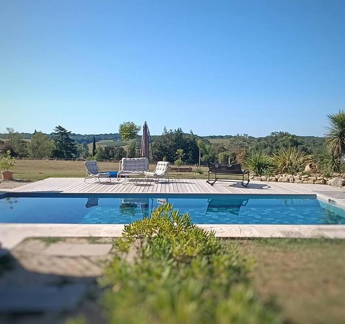 Location de vacances pour 5 personnes, avec vue et jardin ainsi que piscine et terrasse, animaux acceptés à Saint-Vivien-de-Monségur